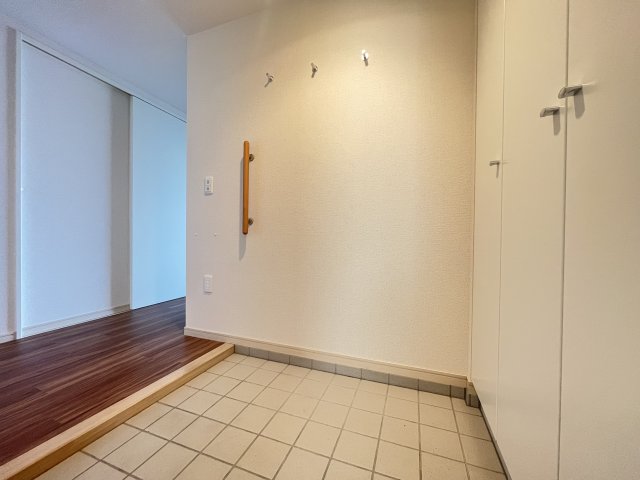 玄関　＊居住中の為別部屋参照