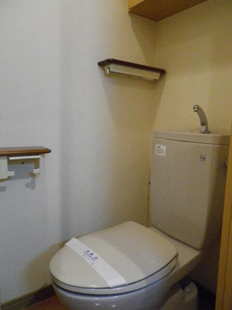 トイレ　落ち着いた色調のトイレです