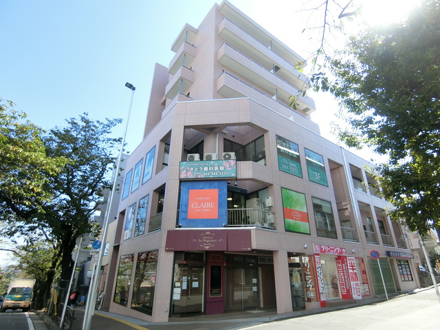 建物外観　駅前の桜並木。１階はケーキ屋さん♪