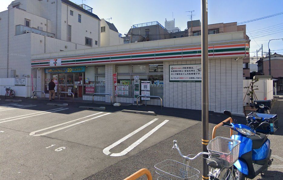 コンビニ　セブンイレブン足立竹ノ塚駅南店（コンビニ）まで120m