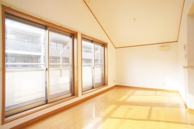 居室・リビング　ワイドな窓で通風、採光に優れたお部屋です！