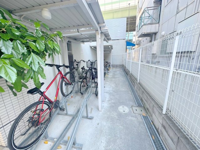 駐車場　敷地内には入居者専用の駐輪スペースもあります。