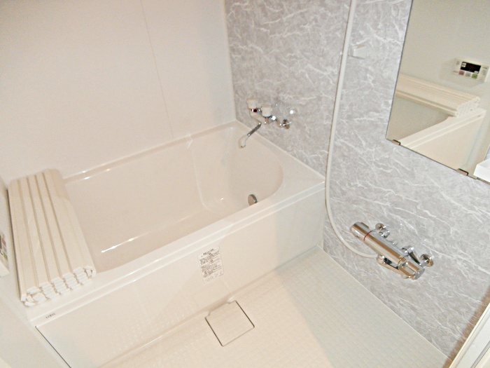 バス・シャワールーム　【１階コンビニ、スーパー至近で住環境良好♪】明るいお部屋！