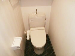 トイレ　【１階コンビニ、スーパー至近で住環境良好♪】明るいお部屋！