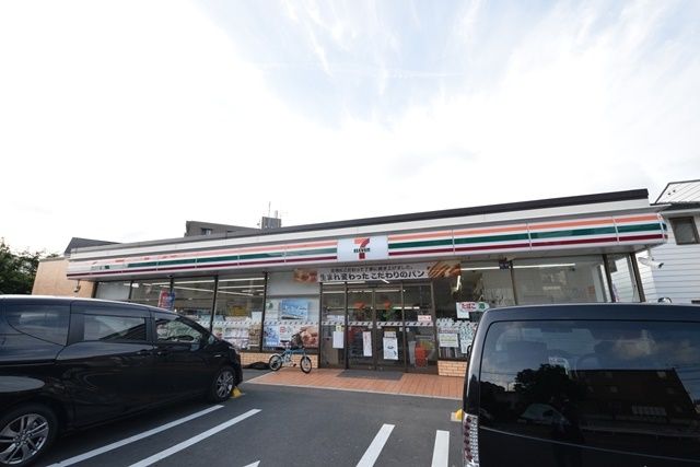 コンビニ　セブンイレブン横浜川島町西店（コンビニ）まで559m