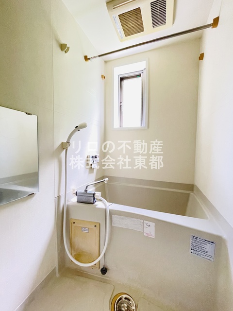 バス・シャワールーム　窓付きのバスルーム♪換気もできて気持ちいいですね♪