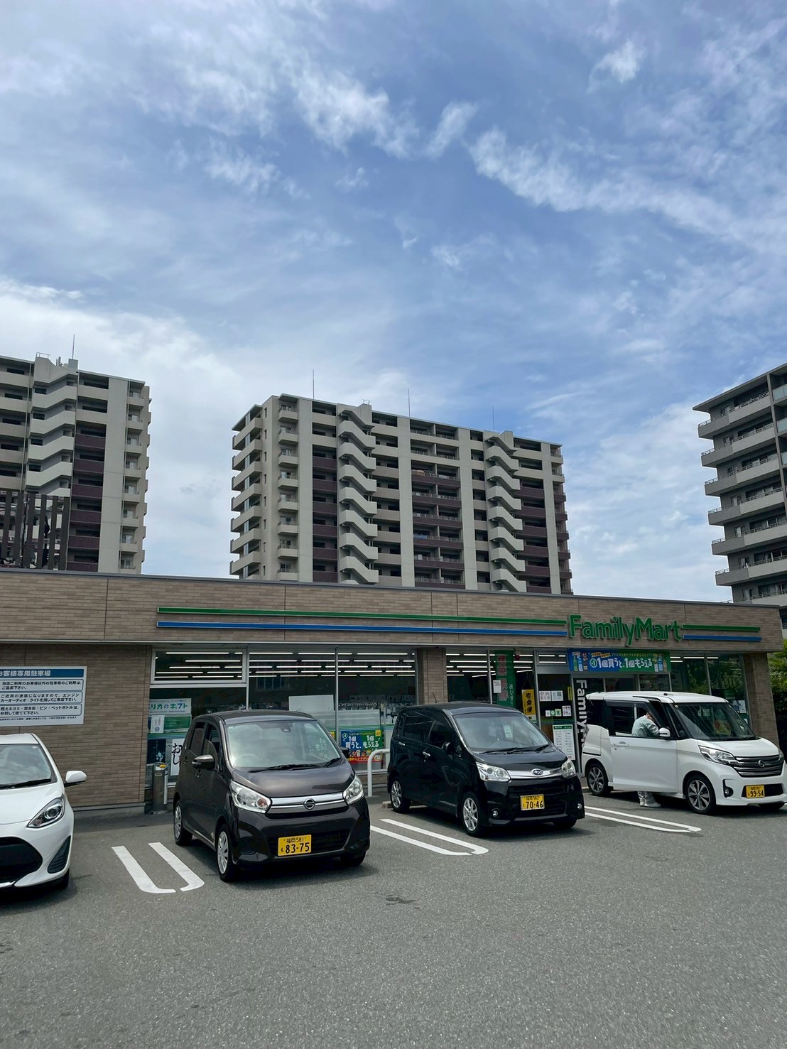 コンビニ　ファミリーマート（コンビニ）まで40m