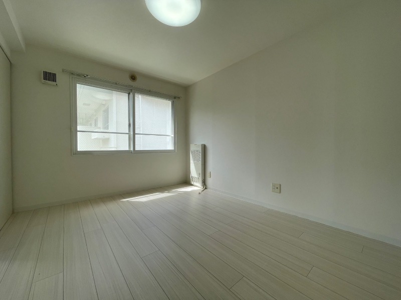 その他部屋・スペース　寝室はこちらです。光が差し込む、温かみのあるお部屋です。