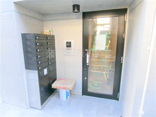 エントランス　TVモニター付オートロックメールBOX宅配BOX付のエントラ