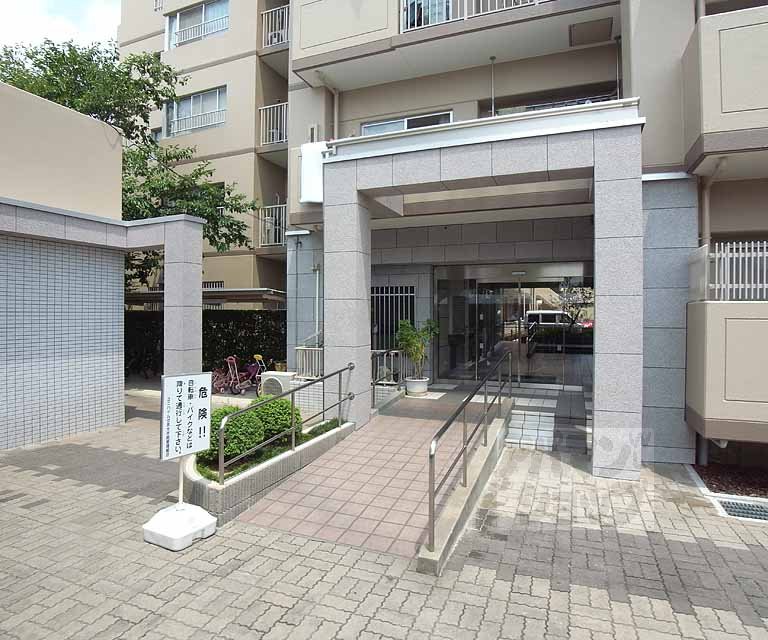 セキュリティ　スロープも付いておりベビーカーなどもスイスイ。