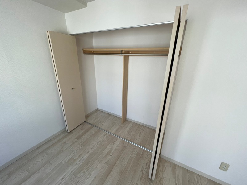 収納　寝室の収納です。部屋がすっきり片付きます。