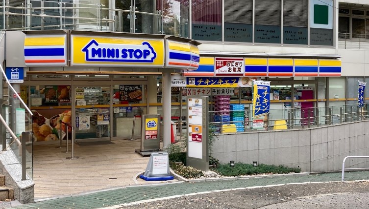 コンビニ　ミニストップ 信濃町駅南口店（コンビニ）まで136m