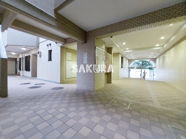 エントランス　重厚感のある建物デザイン♪