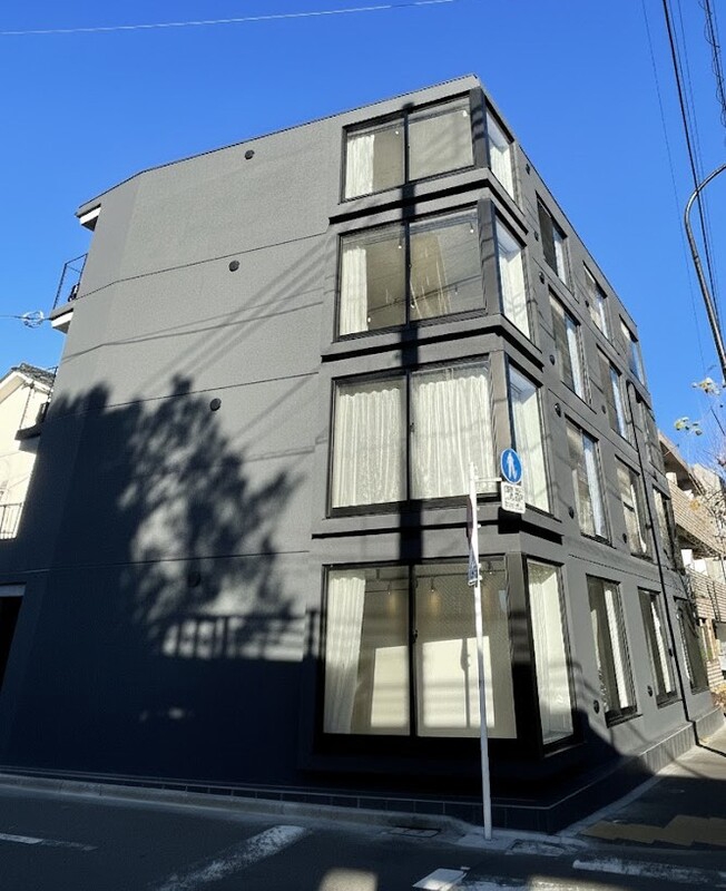 建物外観　直線的でスタイリッシュな外観