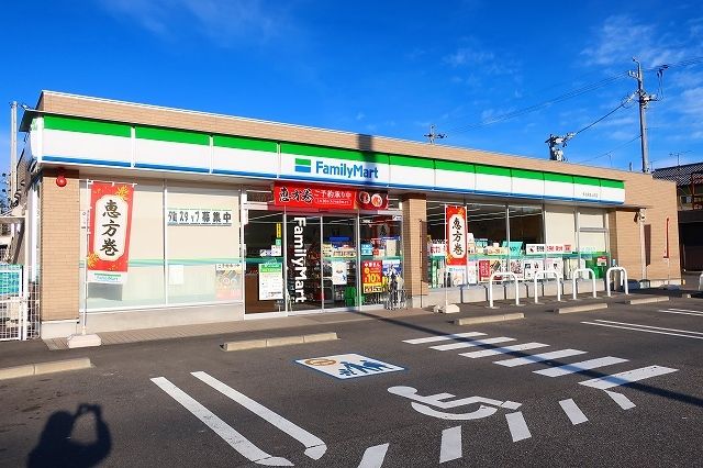 コンビニ　ファミリーマート（コンビニ）まで850m