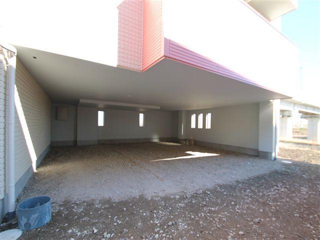 駐車場　全戸屋根付駐車場（縦列）