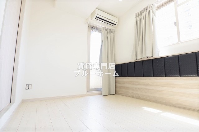 その他　小窓付で明るいお部屋！