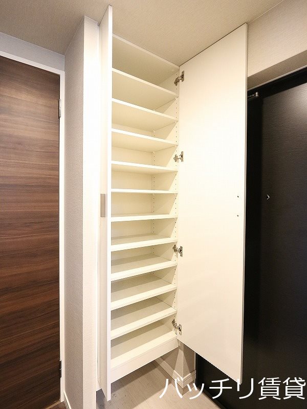 玄関　別号室タイプの為、現状を優先致します。