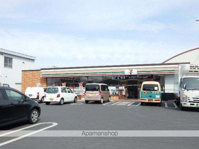 コンビニ　セブンイレブン芳明小前店（コンビニ）まで700m