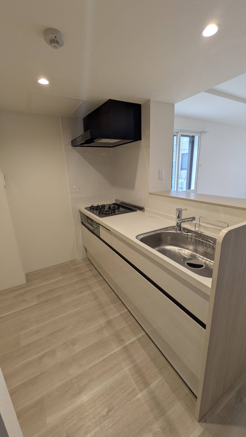 キッチン　同建物内の同タイプ住戸の参考写真。現況優先とします