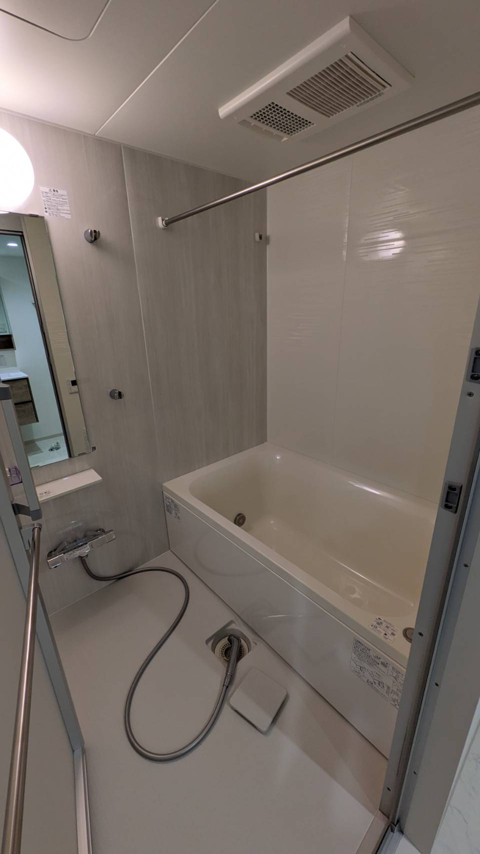 バス・シャワールーム　同建物内の同タイプ住戸の参考写真。現況優先とします