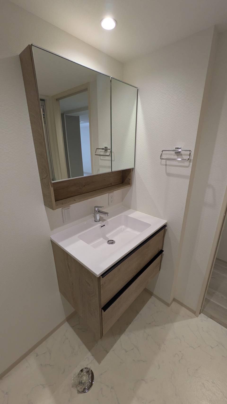 洗面設備　同建物内の同タイプ住戸の参考写真。現況優先とします