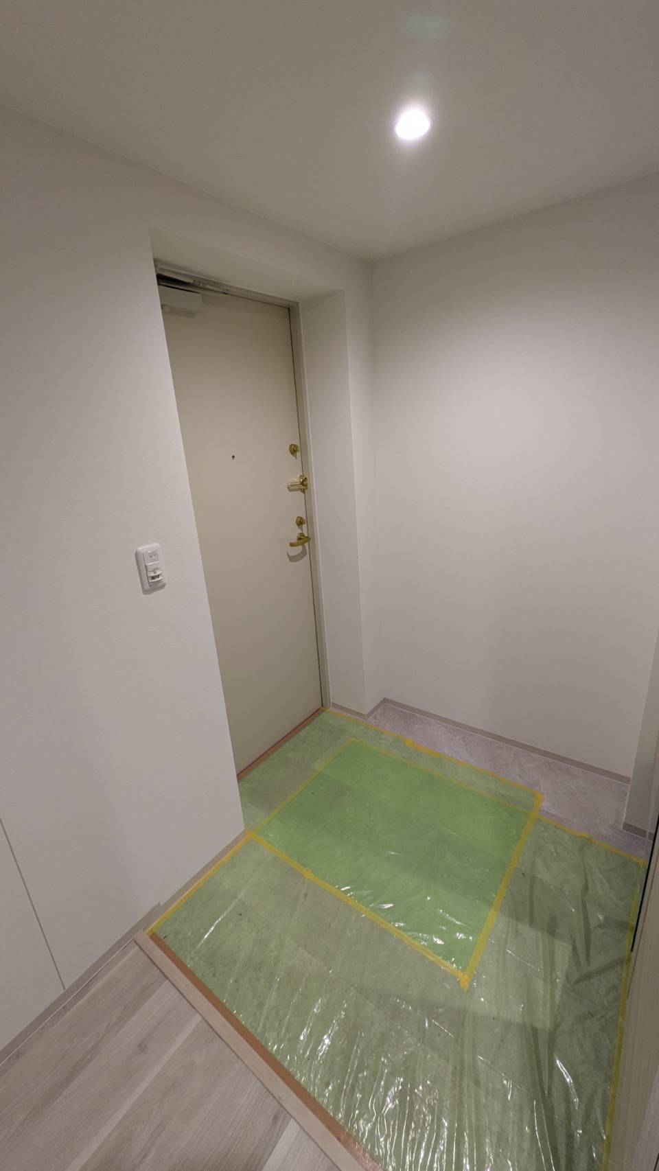 玄関　同建物内の同タイプ住戸の参考写真。現況優先とします