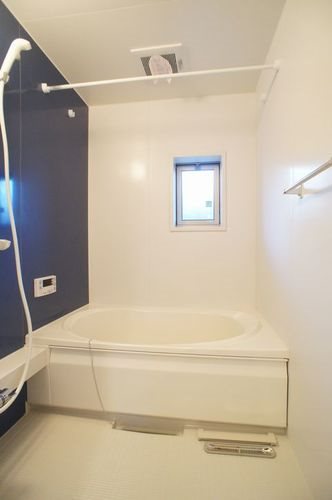 バス・シャワールーム　追焚き給湯、シャワー付き