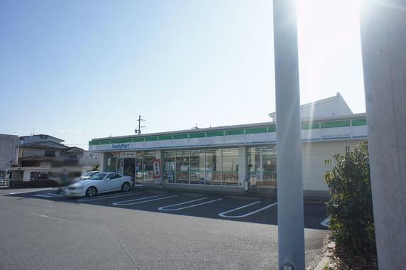コンビニ　ファミリーマート（コンビニ）まで210m
