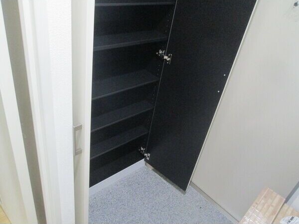 玄関　※写真は同じマンションの違う部屋のものになります。