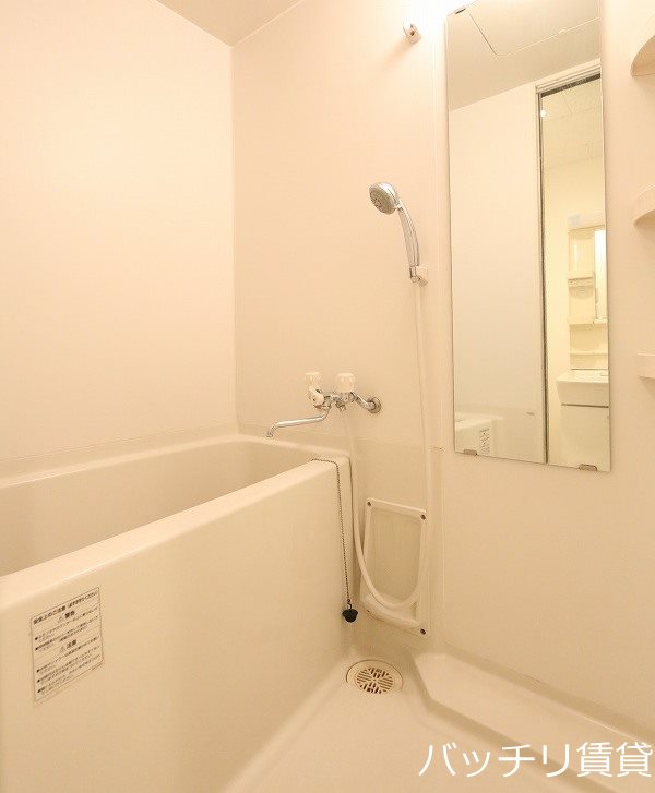バス・シャワールーム　別号室タイプの為、現状を優先いたします