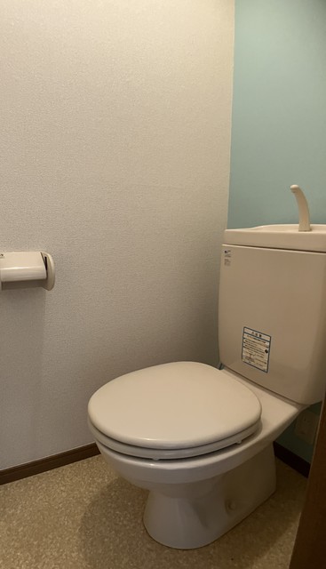 トイレ　※補修前の参考画像の為、設備等は現況優先。