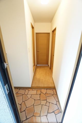 玄関　※同物件、反転タイプの写真になります。
