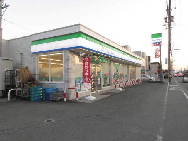 コンビニ　ファミリーマート（コンビニ）まで800m