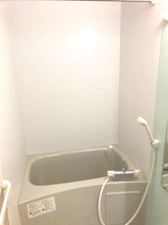 バス・シャワールーム　コンパクトで使いやすいお風呂です