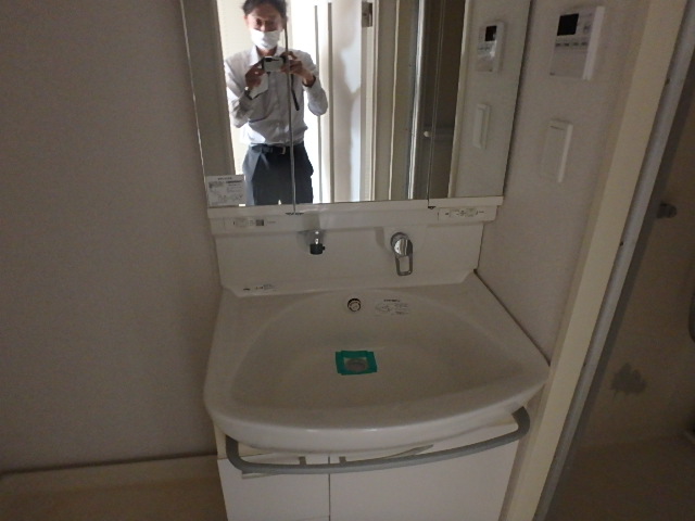 洗面設備　明るい洗面所です