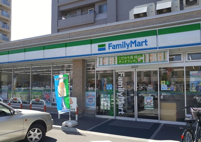 コンビニ　ファミリーマート（コンビニ）まで650m