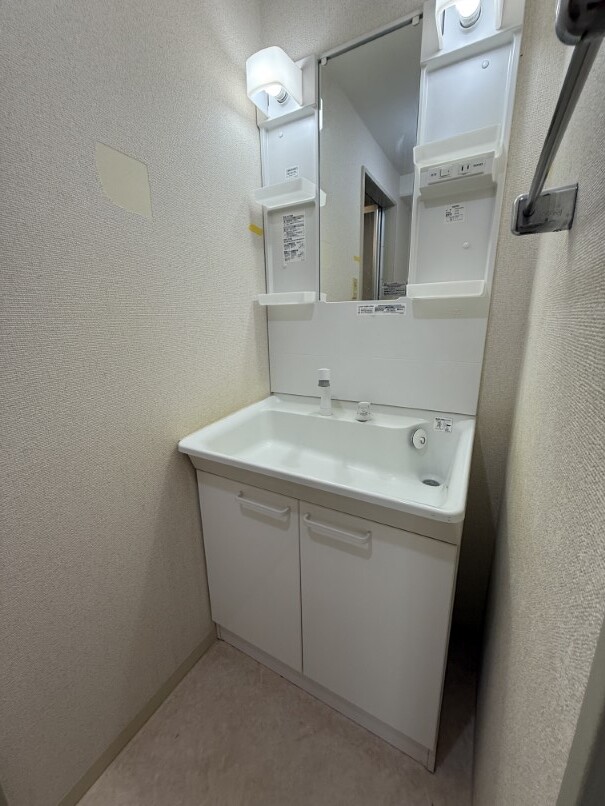 洗面設備　シャワー付洗面台 ※室内クリーニング前の写真です