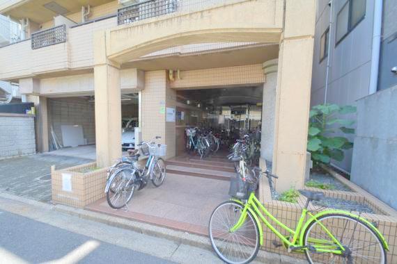 エントランス　オシャレなエントランスは安心のオートロック付きです。