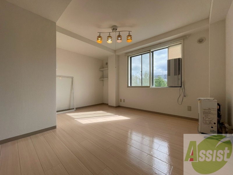 その他部屋・スペース　こちらのお部屋は光が差し込む、温かみのあるお部屋です。