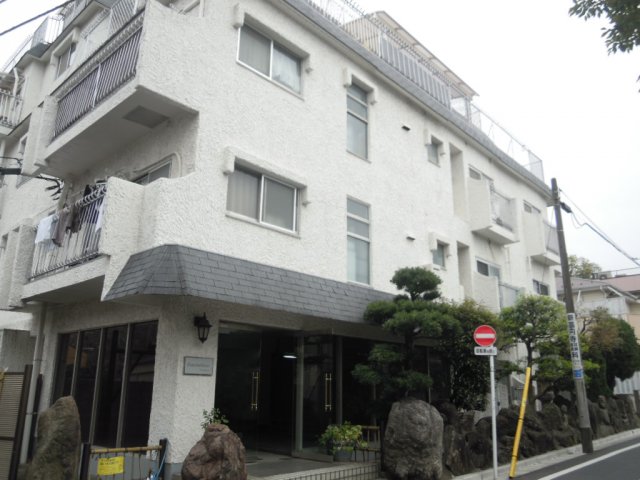 建物外観　鉄筋コンクリート造のがっちりとした造り。
