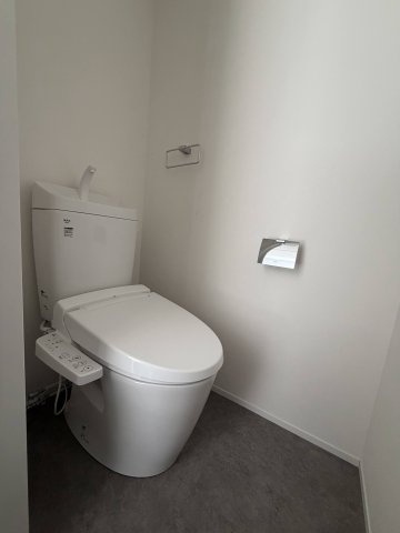 トイレ　落ち着いた色調のトイレです