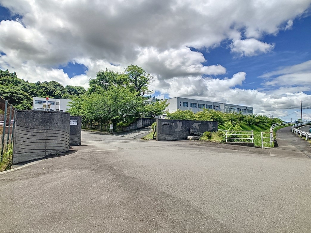 中学校　菊川市立菊川東中学校（中学校）まで358m