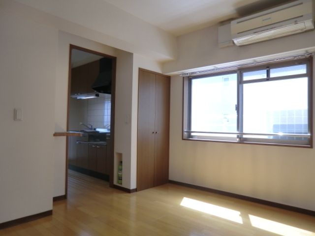 居室・リビング　エアコン完備　南東角部屋