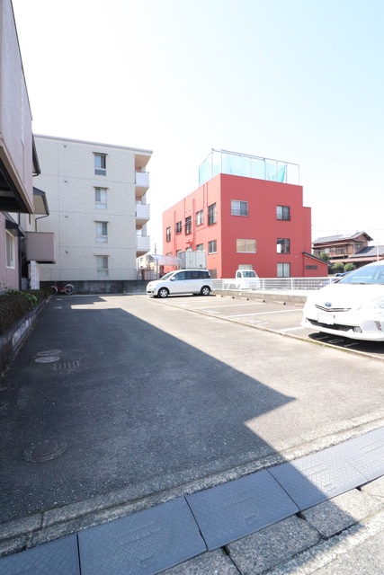 駐車場　敷地内駐車場有り