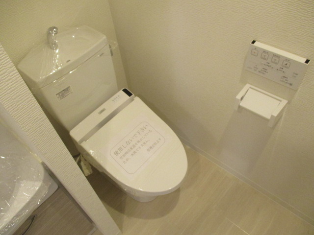 トイレ　落ち着いた色調のトイレです