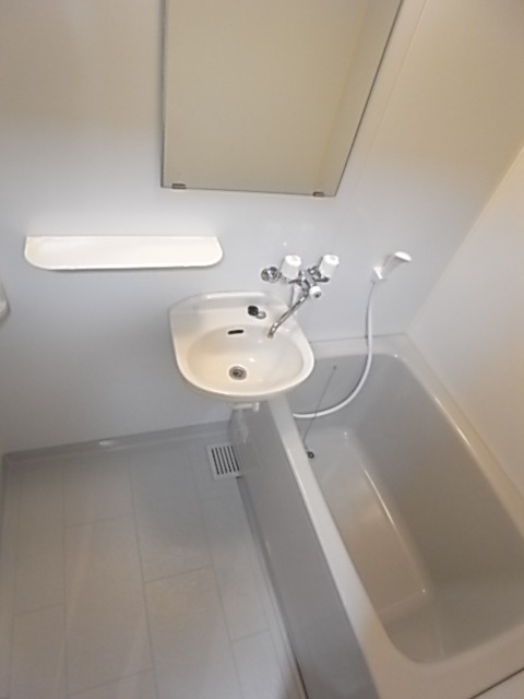 バス・シャワールーム　お風呂・トイレ別のセパレートはいいですね。