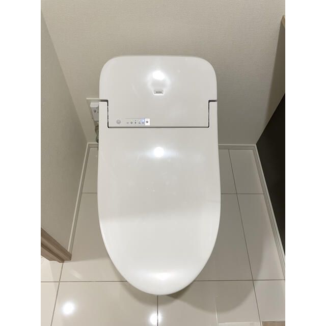 トイレ　■タンクレス温水洗浄便座■収納付き