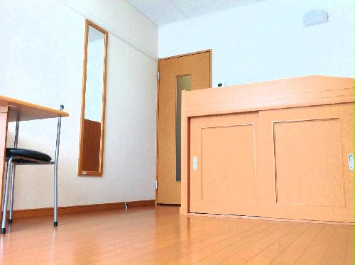 居室・リビング　ベットの下が収納になってます。