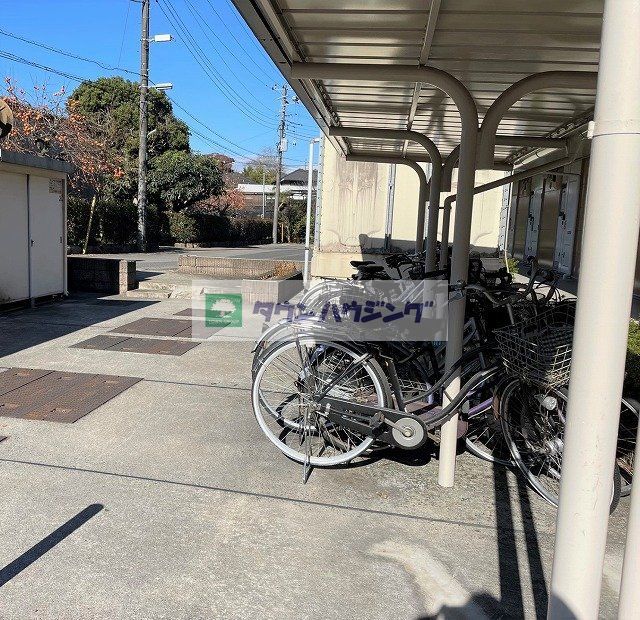 その他　屋根付き駐輪場完備